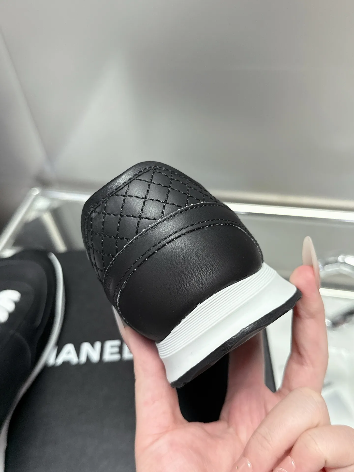 👟👟Ex-factory price 500👟👟 (size 35-40) Chanel 25p panda sneakers! It’s really out of the spotlight recently, and there’s a reason why it’s so popular! The upper is made of first-layer calfskin, with a sheepskin lining, which is breathable and comfortable. It has a full whitening effect and can easily show off your slender legs when paired with any style of clothes. Whoever wears it will look better~ The comfort level is simply amazing. Beauty and comfort coexist, and they are extremely versatile. Wearing it can easily walk ten or twenty thousand steps without any pressure, and it feels light and breathable. The classic black and white color scheme is really the best for spring and summer wear! No matter what kind of clothes you wear in daily life, you can never go wrong. You can mix and match them beautifully and look very delicate and stylish. People with wide feet don’t have to worry about making their feet look fat. Wearing it will make your feet look better. I really love this pair of shoes. Come and get a pair to make your steps more comfortable and fashionable!